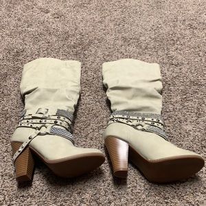 Venus boots,size 7.5 never worn